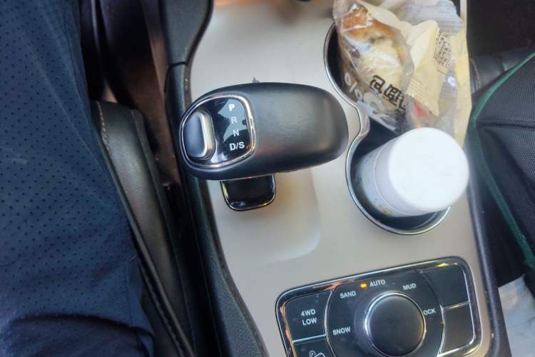 Used Jeep Grand Cherokee 2014 3.0L Comfort Navigation Edition Gear Lever