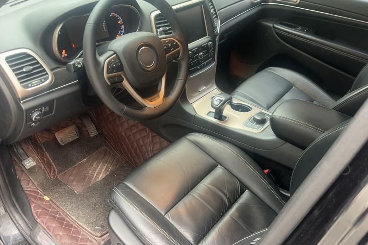 Used Jeep Grand Cherokee 2014 3.0TD Diesel Comfort Navigation Version Interior 1