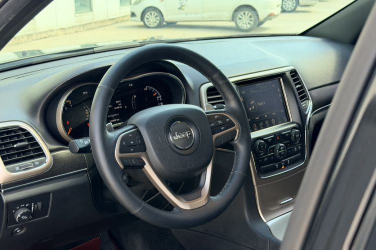Used Jeep Grand Cherokee 2014 3.6L Elite Navigation Edition Interior 1