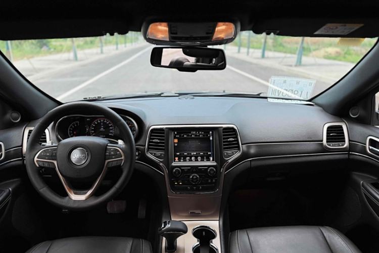 Used Jeep Grand Cherokee 2014 3.0L Comfort Navigation Edition Interior 1