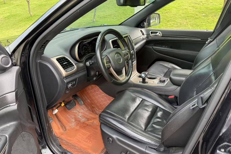 Used Jeep Grand Cherokee 2014 3.0L Comfort Navigation Edition Interior 1