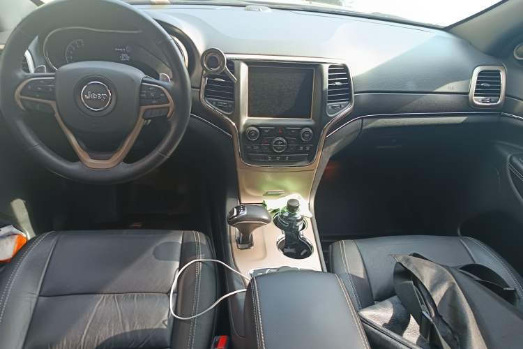 Used Jeep Grand Cherokee 2014 3.0L Comfort Navigation Edition Interior 1