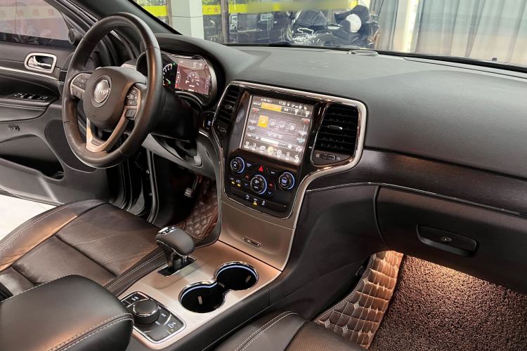 Used Jeep Grand Cherokee 2014 3.0L Comfort Navigation Edition Interior 1