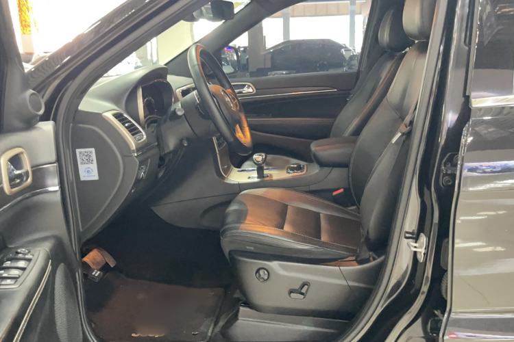 Used Jeep Grand Cherokee 2014 3.0L Comfort Navigation Edition Interior 1