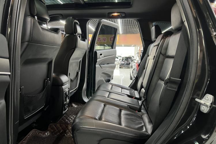 Used Jeep Grand Cherokee 2014 3.0L Comfort Navigation Edition Interior 10