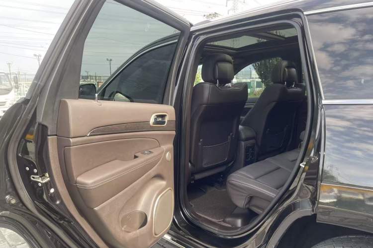 Used Jeep Grand Cherokee 2014 3.6L Flagship Prestige Edition Interior 10