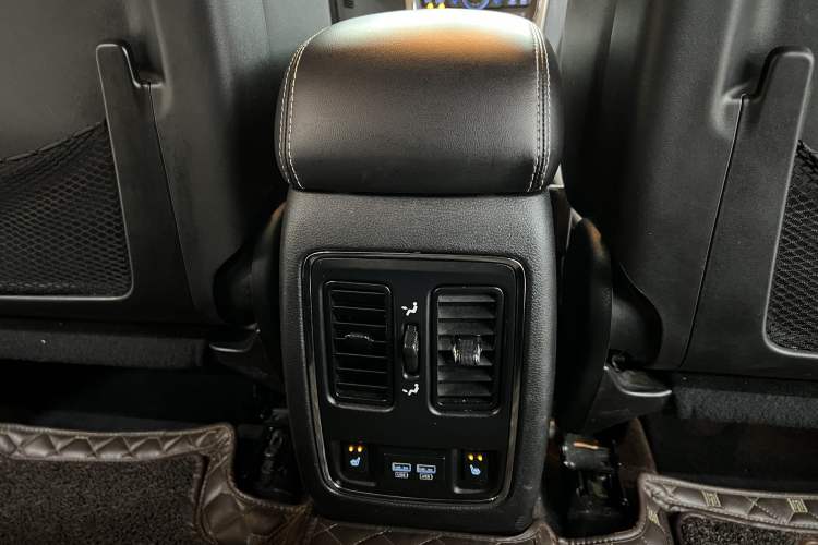 Used Jeep Grand Cherokee 2014 3.0L Comfort Navigation Edition Interior 11
