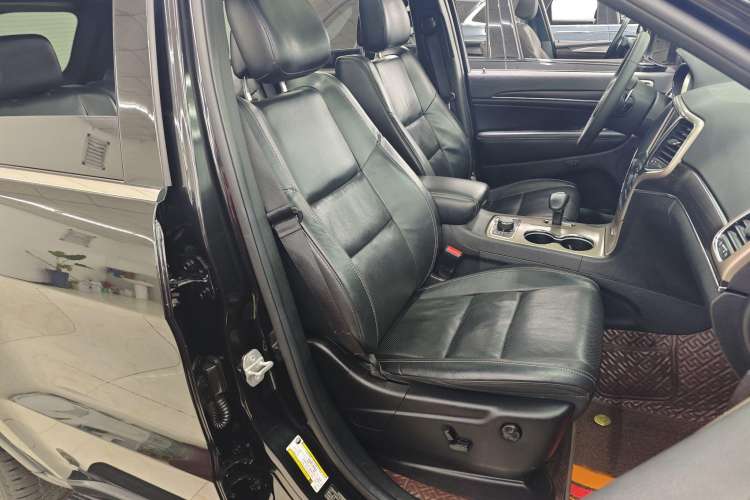 Used Jeep Grand Cherokee 2014 3.6L Elite Navigation Edition Interior 12