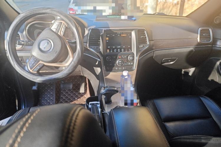 Used Jeep Grand Cherokee 2014 3.0L Comfort Navigation Edition Interior 2