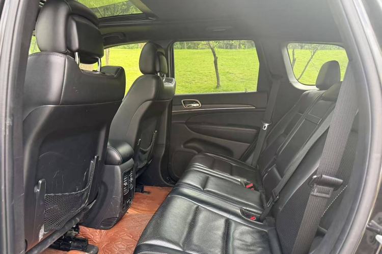 Used Jeep Grand Cherokee 2014 3.0L Comfort Navigation Edition Interior 2