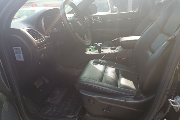 Used Jeep Grand Cherokee 2014 3.0L Comfort Navigation Edition Interior 2