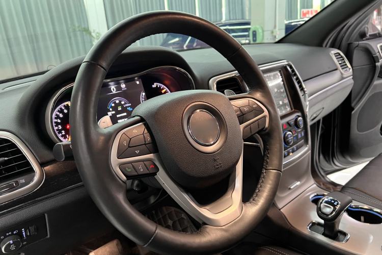 Used Jeep Grand Cherokee 2014 3.0L Comfort Navigation Edition Interior 2