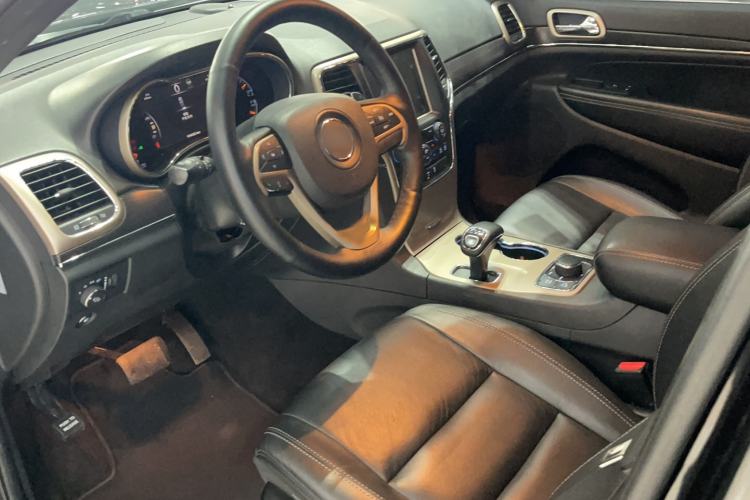 Used Jeep Grand Cherokee 2014 3.0L Comfort Navigation Edition Interior 2