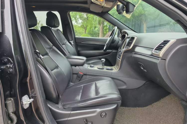 Used Jeep Grand Cherokee 2014 3.6L Elite Navigation Edition Interior 2