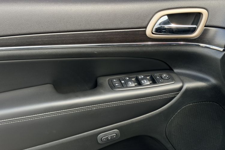 Used Jeep Grand Cherokee 2014 3.6L Elite Navigation Edition Interior 3