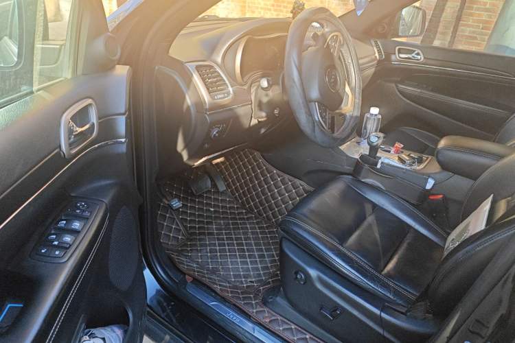 Used Jeep Grand Cherokee 2014 3.0L Comfort Navigation Edition Interior 3