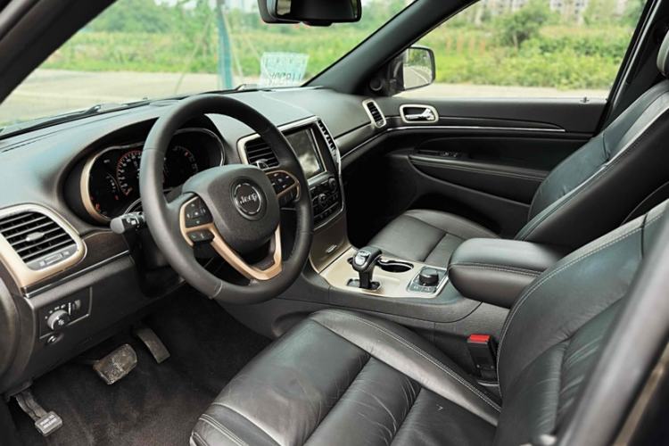 Used Jeep Grand Cherokee 2014 3.0L Comfort Navigation Edition Interior 3