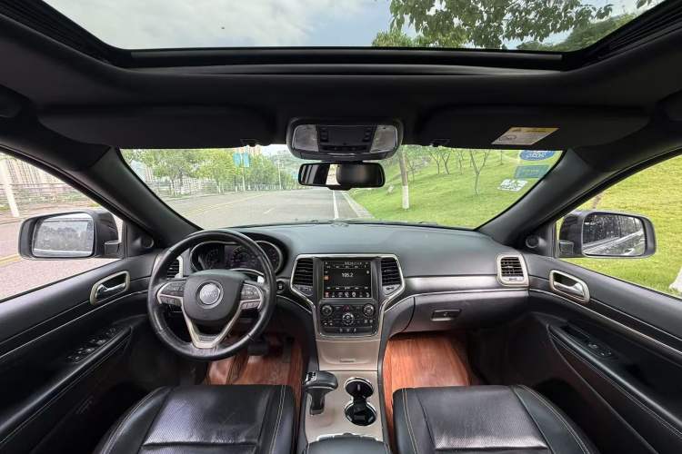 Used Jeep Grand Cherokee 2014 3.0L Comfort Navigation Edition Interior 3