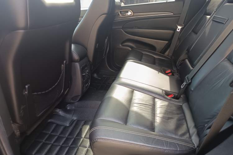 Used Jeep Grand Cherokee 2014 3.0L Comfort Navigation Edition Interior 3