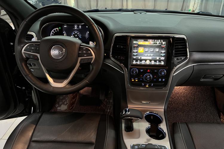 Used Jeep Grand Cherokee 2014 3.0L Comfort Navigation Edition Interior 3