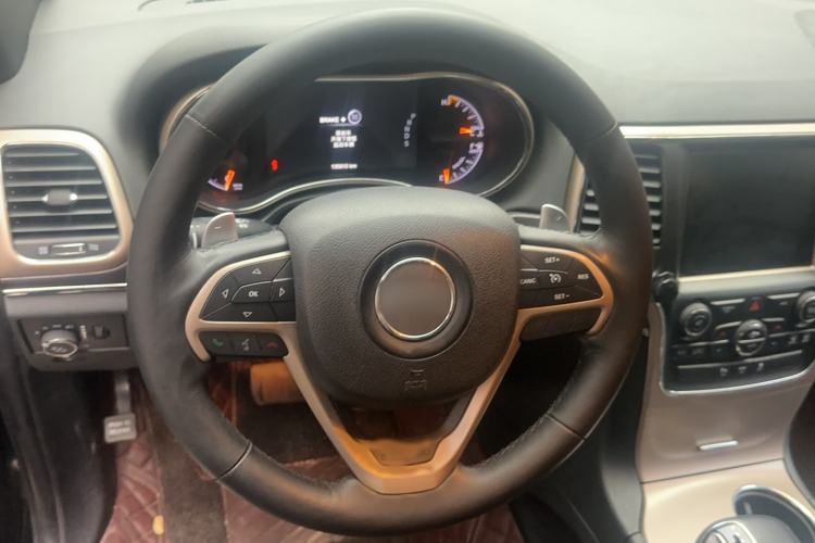 Used Jeep Grand Cherokee 2014 3.0TD Diesel Comfort Navigation Version Interior 4