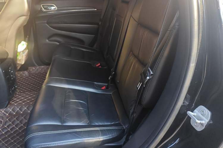 Used Jeep Grand Cherokee 2014 3.0L Comfort Navigation Edition Interior 4