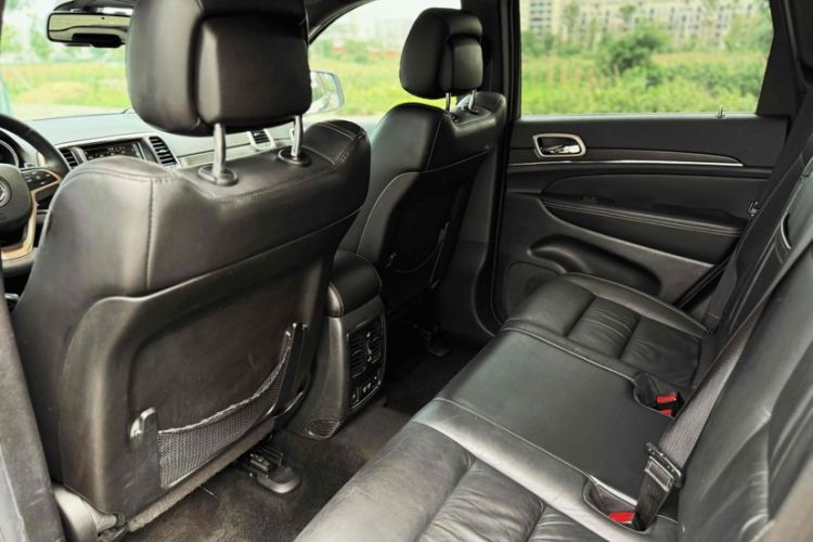 Used Jeep Grand Cherokee 2014 3.0L Comfort Navigation Edition Interior 4