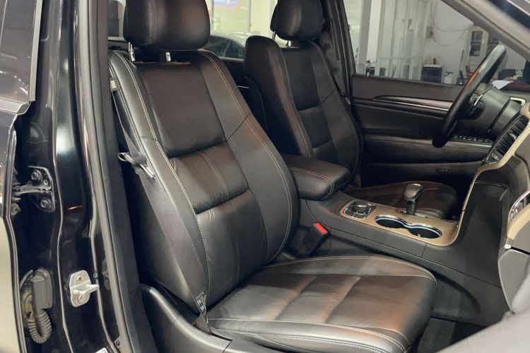 Used Jeep Grand Cherokee 2014 3.0L Comfort Navigation Edition Interior 4