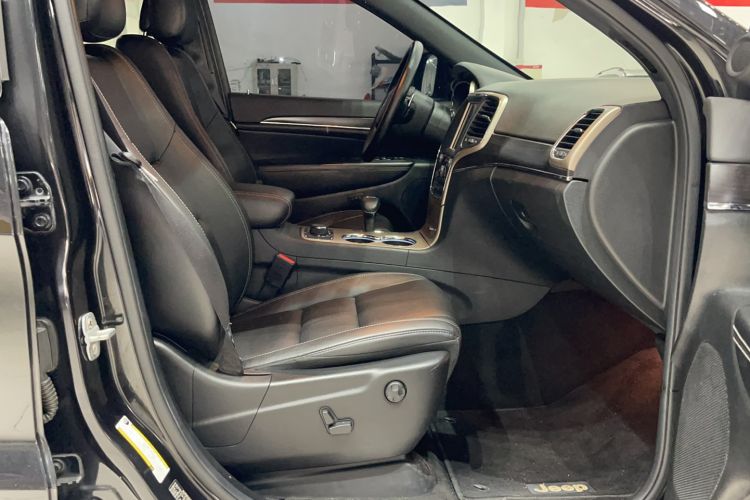 Used Jeep Grand Cherokee 2014 3.0L Comfort Navigation Edition Interior 5