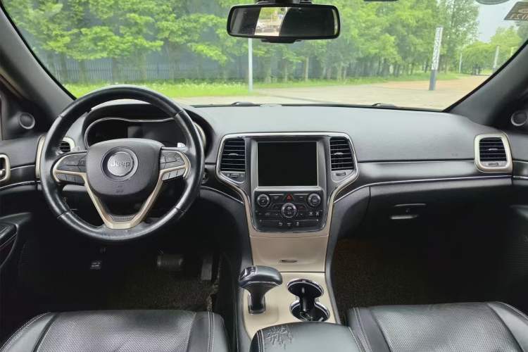 Used Jeep Grand Cherokee 2014 3.6L Elite Navigation Edition Interior 5