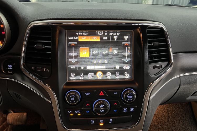 Used Jeep Grand Cherokee 2014 3.0L Comfort Navigation Edition Interior 6