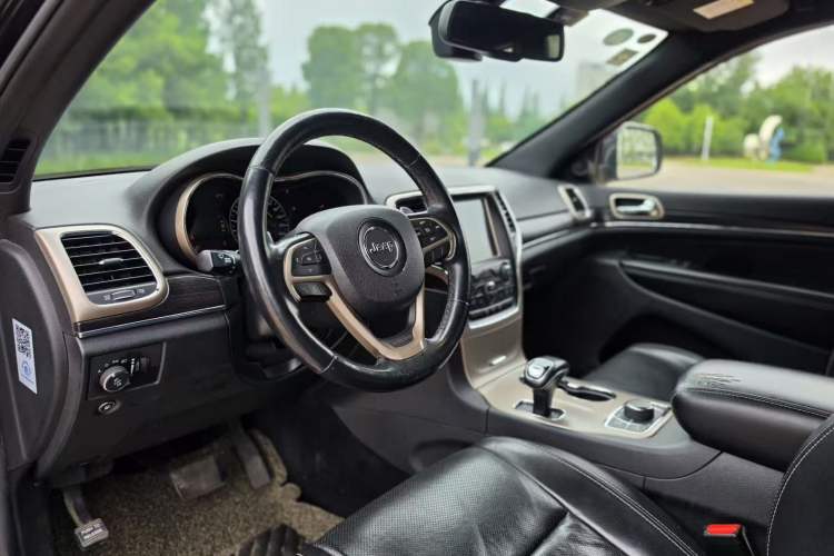 Used Jeep Grand Cherokee 2014 3.6L Elite Navigation Edition Interior 6