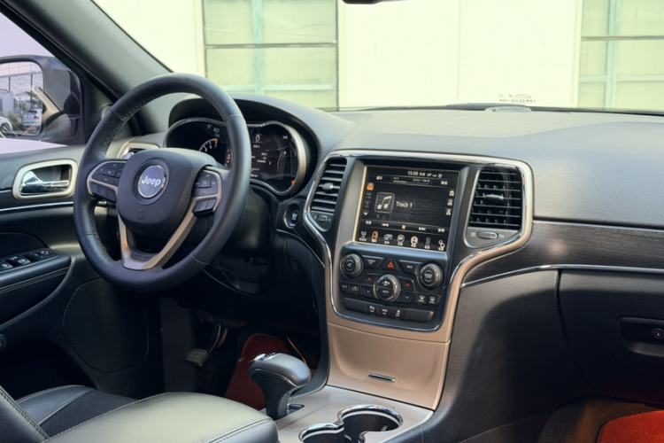 Used Jeep Grand Cherokee 2014 3.6L Elite Navigation Edition Interior 7