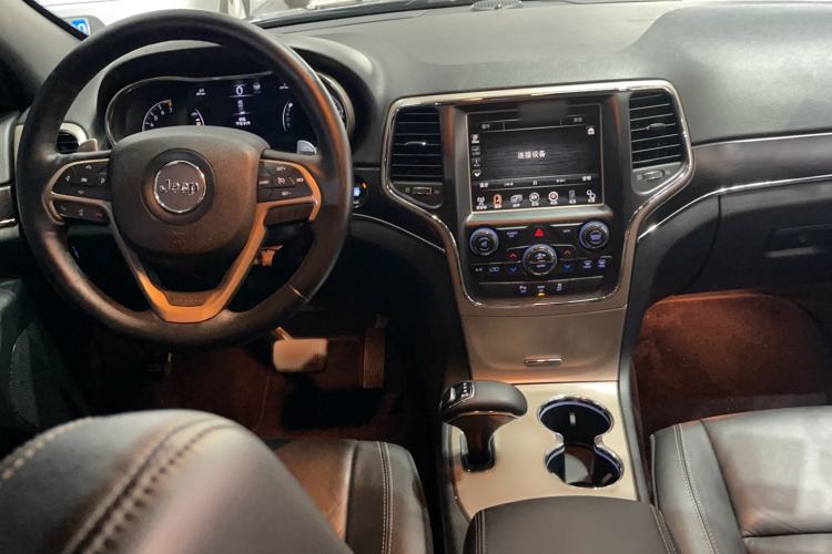 Used Jeep Grand Cherokee 2014 3.0L Comfort Navigation Edition Interior 7