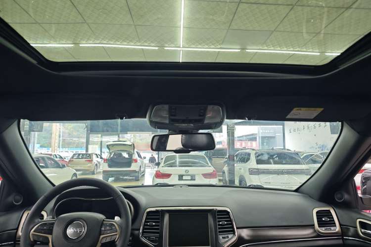 Used Jeep Grand Cherokee 2014 3.6L Elite Navigation Edition Interior 8