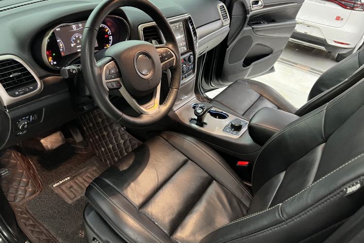 Used Jeep Grand Cherokee 2014 3.0L Comfort Navigation Edition Interior 8