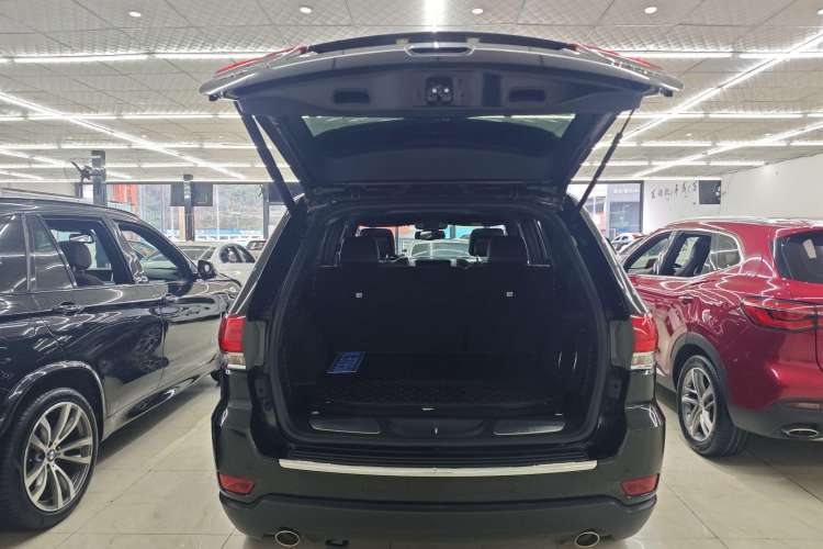 Used Jeep Grand Cherokee 2014 3.6L Elite Navigation Edition Interior 9