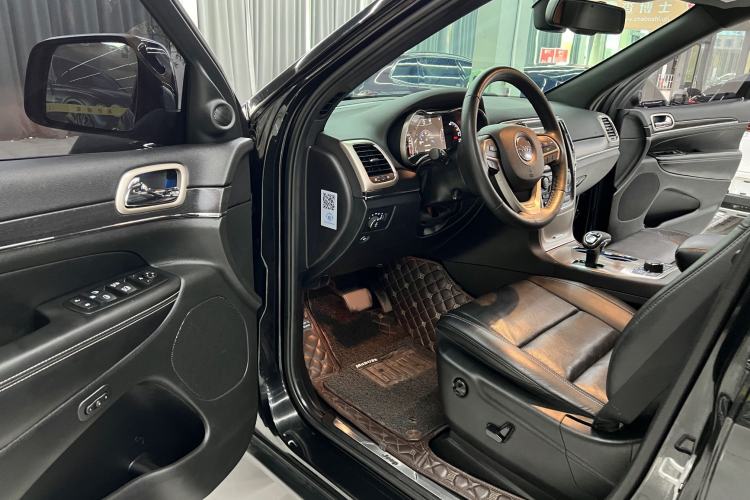Used Jeep Grand Cherokee 2014 3.0L Comfort Navigation Edition Interior 9