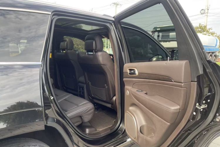 Used Jeep Grand Cherokee 2014 3.6L Flagship Prestige Edition Interior 9
