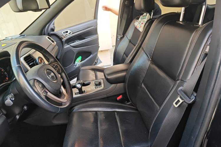 Used Jeep Grand Cherokee 2014 3.6L Elite Navigation Edition Left Front Seat