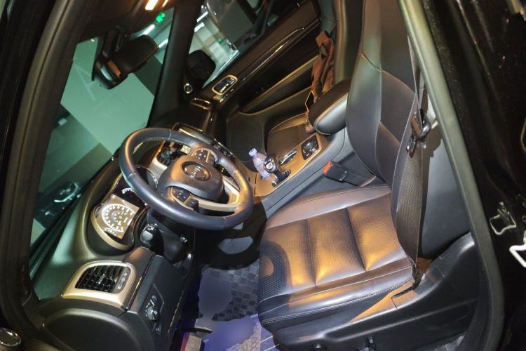 Used Jeep Grand Cherokee 2014 3.0L Comfort Navigation Edition Left Front Seat
