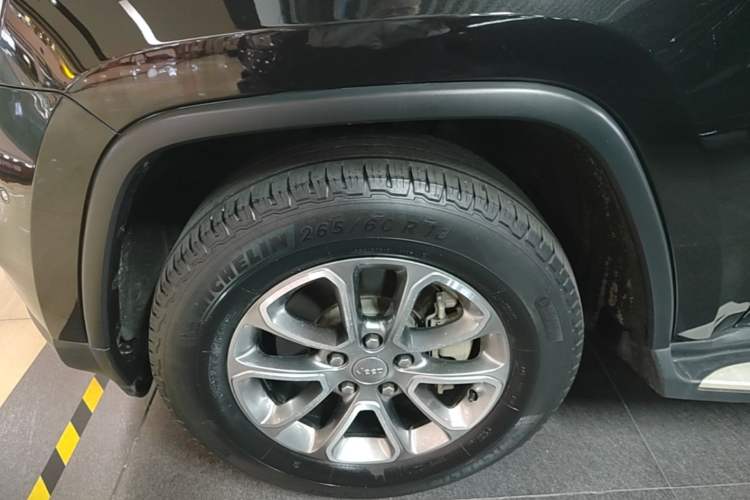 Used Jeep Grand Cherokee 2014 3.0L Comfort Navigation Edition Left Front Wheel Hub