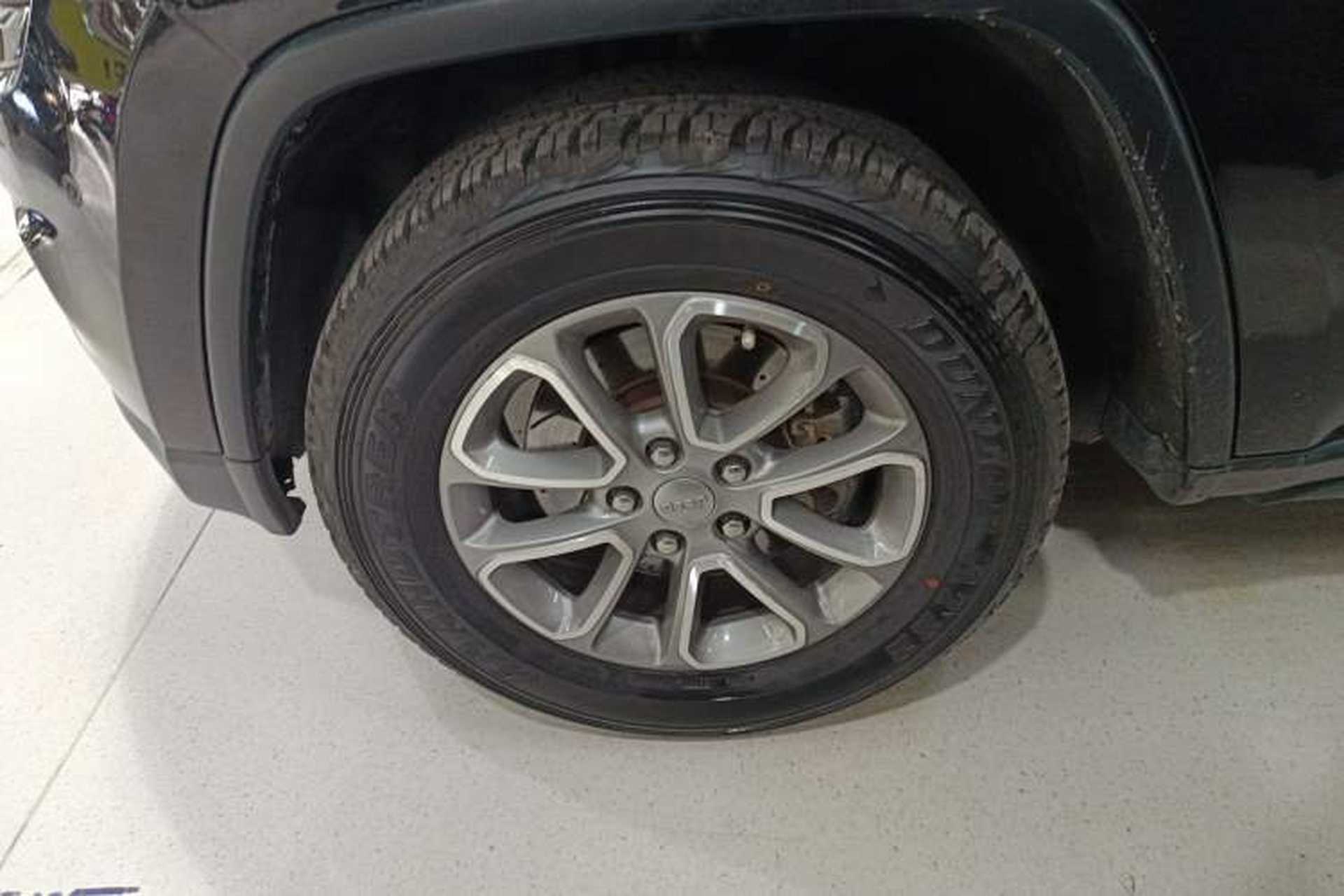 Used Jeep Grand Cherokee 2014 3.0L Comfort Navigation Edition Left Front Wheel Hub