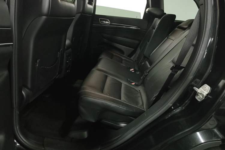 Used Jeep Grand Cherokee 2014 3.0L Comfort Navigation Edition Left Rear Seat