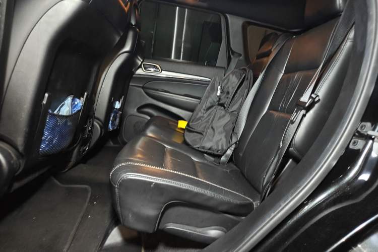 Used Jeep Grand Cherokee 2014 3.0L Comfort Navigation Edition Left Rear Seat