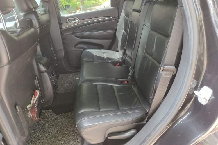 Used Jeep Grand Cherokee 2014 3.0L Comfort Navigation Edition Left Rear Seat