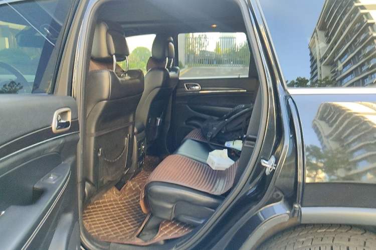 Used Jeep Grand Cherokee 2014 3.0L Comfort Navigation Edition Left Rear Seat
