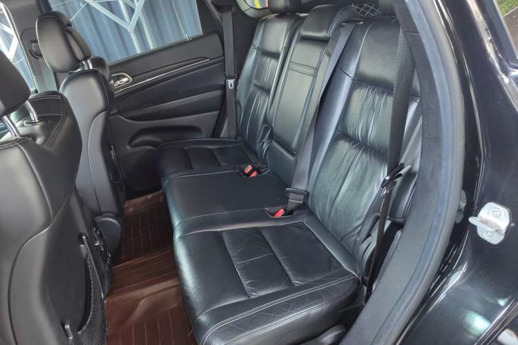 Used Jeep Grand Cherokee 2014 3.0L Comfort Navigation Edition Left Rear Seat