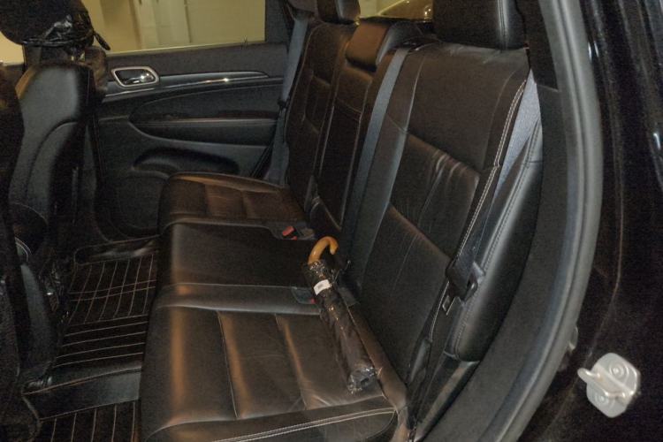 Used Jeep Grand Cherokee 2014 3.0L Comfort Navigation Edition Left Rear Seat