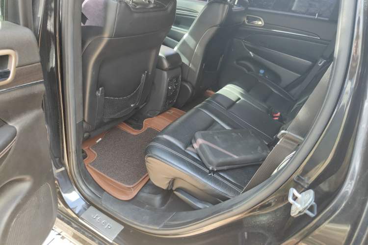 Used Jeep Grand Cherokee 2014 3.6L Elite Navigation Edition Left Rear Seat